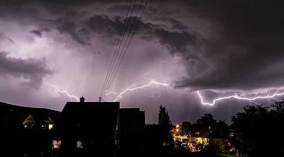 Foto, Haus, Gewitter, hinterleuchtet, Wolke, Wolken, Abend, Licht, Blitz, Silhouette, Himmel, Sturm, Wetter, wolke - himmel, Kraft in der Natur, Leistung, die Architektur, Sturmwolke, Dramatischer Himmel, Nacht-, Gebäudehülle, Elektrizität, gebaute Struktur, gegabelter Blitz, Warnschild, Schönheit in der Natur, Stadt, keine Leute, dunkel, draußen, bedrohlich, extremes Wetter, Regen, Netzteil, Stadtbild, 1080P, CC0, gemeinfrei, lizenzfrei