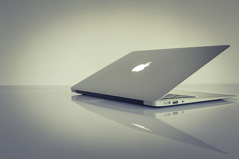 laptop, caiet, calculator, Mac, măr, MacBook Air, minim, minialistisch, muncă, tastatură, Căști, tehnologie, oglindire, birou, la locul de muncă, biroul de acasă, stil, hipster, masa, în interior, nici o persoana, natură moartă, a închide, hârtie, reflecţie, studio shot, spațiu copie, comunicare, montare pe perete, culoare alba, un singur obiect, document, apă, carte, tehnologia fără fir, documente, 5K, CC0, domeniu public, fără drepturi de autor