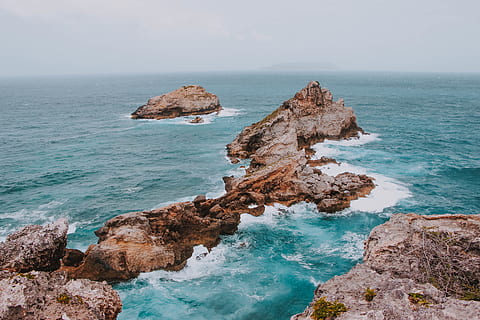 coklat, batu, samudra, alam, air, laut, di luar rumah, tanah, tanjung, garis pantai, pantai, jurang, gubernur, Perancis, pulau, semenanjung, musim panas, tropis, perjalanan, eksotik, keindahan di alam, scenics - alam, batu - benda, cakrawala di atas air, padat, horison, langit, adegan yang tenang, formasi batuan, ketenangan, idilis, hari, tidak ada orang, berwarna pirus, garis pantai berbatu, 5K, CC0, domain publik, bebas royalti