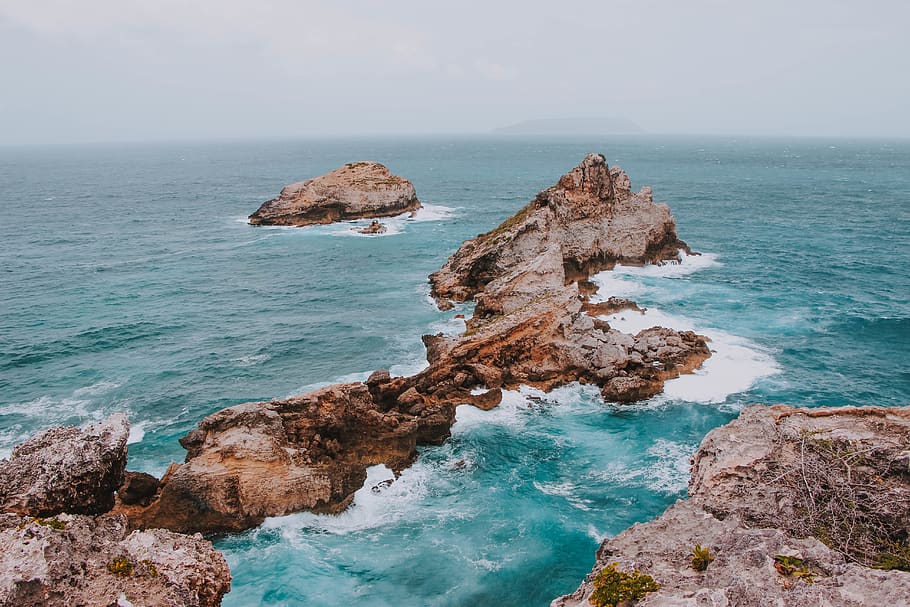 Marrone, rocce, oceano, natura, acqua, mare, all'aperto, terra, promontorio, litorale, roccia, costa, scogliera, Guadeloupe, Francia, spiaggia, isola, penisola, estate, tropicale, viaggio, esotico, bellezza nella natura, scenics - natura, roccia - oggetto, orizzonte sull'acqua, solido, orizzonte, cielo, scena tranquilla, formazione rocciosa, la tranquillità, idilliaco, giorno, nessuno, color turchese, costa rocciosa, 5K