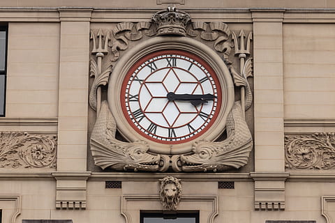 ceas, fata de ceas, clădire, de modă veche, zidar, arhitectură, timp, exteriorul clădirii, construită, vedere unghiulară joasă, nici o persoana, artă și sculptură, zi, istorie, trecutul, montare pe perete, ambarcațiune, reprezentare, creativitate, numere romane, fereastră, bogat ornamentat, minutar, guvern, 5K, CC0, domeniu public, fără drepturi de autor