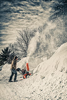 Mann, mit, Schneefräse, Schnee, Winter, kalte Temperatur, Freizeitbeschäftigung, zwei Menschen, Natur, in voller Länge, echte Menschen, Männer, Lebensstile, Tag, Menschen, Abenteuer, Sport, warme Kleidung, Berg, Baum, Urlaub, Bewegung, draußen, Paar - Beziehung, Rodeln, 5K, CC0, gemeinfrei, lizenzfrei