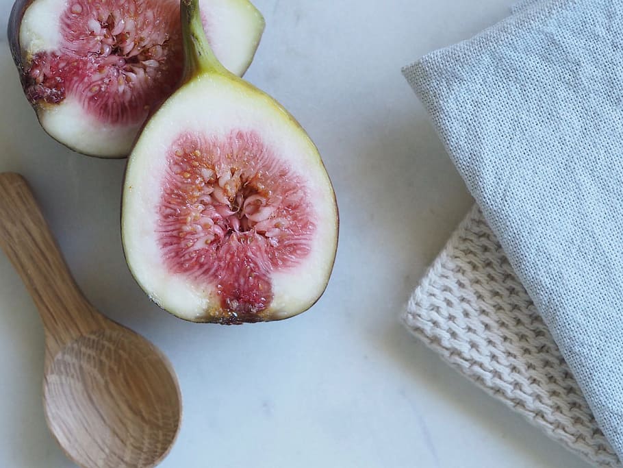 affettato, frutta, cucina, minimo, cibo, cucchiaio di legno, cucinare, asciugamano, tovagliolo, fresco, mangiare sano, cibo e bevande, benessere, freschezza, Figura, sezione trasversale, in casa, nessuno, fetta, natura morta, vista dall'alto, avvicinamento, dimezzato, gruppo di oggetti, tagliere, uno stile di vita sano, tavolo, semplicità, maturo, 4K