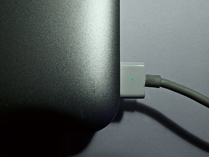 pistoke, led, mac, alumiini, sähkö, sähköinen, johdin, MacBook, yksityiskohta, valo, kaapeli, tekniikka, yhteys, lähikuva, verkkoliitäntä, viestintä, sisällä, ei ihmisiä, tietokoneverkko, seinänrakennusominaisuus, tietokoneen kaapeli, USB kaapeli, harmaa, langaton tekniikka, Internet, pistorasia, polttoaineen ja sähköntuotantoon, varjo, virtalähde, imuri, 4K, CC0, public domain, rojaltivapaa