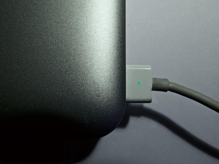 prop, led, mac, aluminium, elektricitet, elektrisk, tråd, macbook, detalje, lys, kabel, teknologi, forbindelse, tæt på, netværksforbindelsestik, meddelelse, indendørs, ingen mennesker, computer netværk, elektrisk stik, murbygningsfunktion, computer kabel, usb kabel, grå, trådløs teknologi, internet, udløb, brændstof og elproduktion, skygge, Strømforsyning, støvsuger, 4K