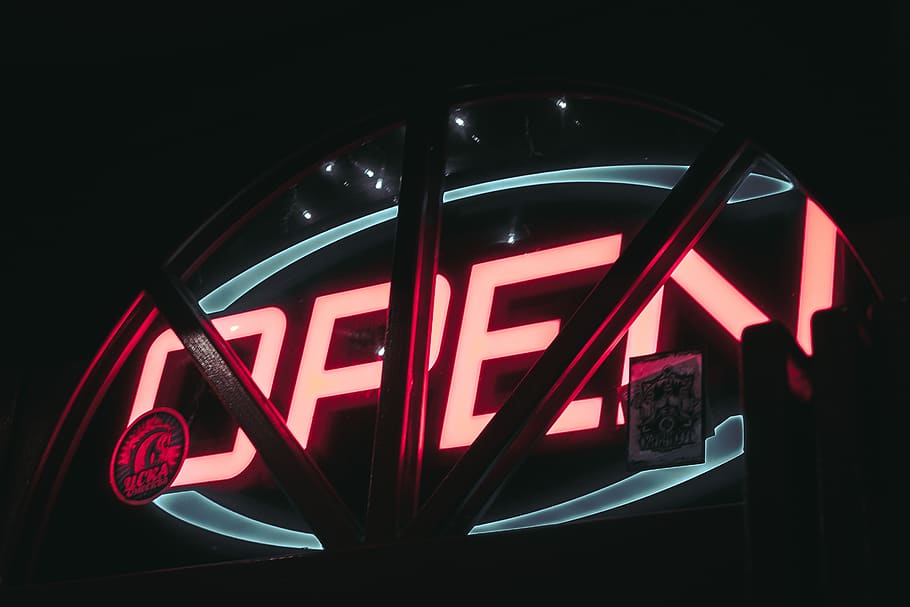 otevřené znamení led, světlo, náramkové hodinky, symbol, loga, ochranná známka, přeprava, vozidlo, vlak, text, uvnitř, Vzhled interiéru, auto, automobil, neon, osvětlení, pneumatika, abeceda, slovo, jídlo, sdělení, svítí, Červené, západní skript, velké písmeno, podepsat, noc, nikdo, osvětlovací zařízení, informace, otevřené znamení, sklo - materiál, řeřavý, jediné slovo, vedení, detail, obchodní značka, informační značka, zpráva, 5K