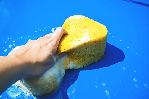 la lessive, voiture, éponge, divers, nettoyer, nettoyage, bleu, main humaine, main, partie du corps humain, une personne, Nourriture et boisson, jaune, fermer, eau, fond coloré, fond bleu, la nature, modes de vie, aliments, femmes, à l'intérieur, piscine, doigt, pureté, 4K, CC0, domaine public, libre de droits
