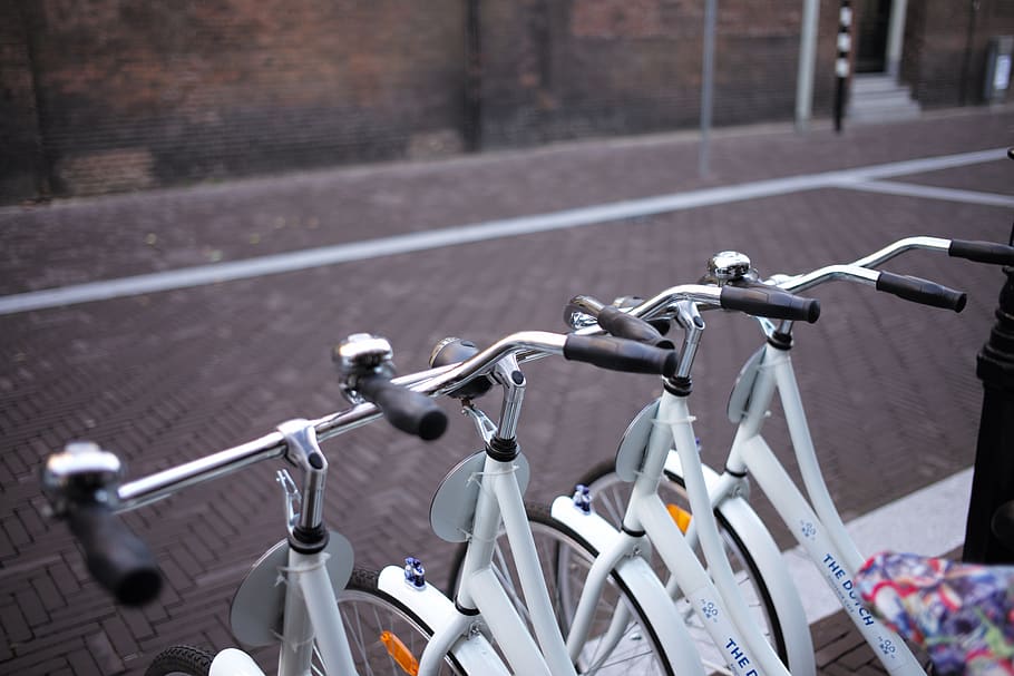 fire, hvid, cruiser boards, køretøj, transportmidler, cykel, holland, Haag, by, gade, styr, transportform, arkitektur, fokus på forgrunden, land køretøj, ingen mennesker, dag, stationær, cykel kurv, vej, metal, håndtere, bygget struktur, bygning udvendig, udendørs, kurv, 5K