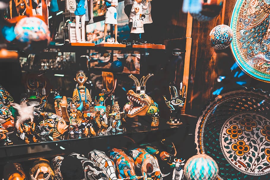 diferent, figuretes, pantalla, a la venda, venda al detall, gran grup d'objectes, mercat, Paradeta, elecció, variació, art i artesania, arranjament, botiga, natura morta, visualització al detall, artesania, cap gent, col · lecció, compres, venda, negoci petit, abundància, creativitat, antiguitat, comprar, consumisme, mercat de carrer, 5K