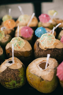 cáscaras de coco abiertas, cocos, delicioso, las bebidas, Fruta, jugo, fruta tropical, comida y bebida, comida, de cerca, adentro, nadie, naturaleza muerta, frescura, centrarse en primer plano, enfoque selectivo, mesa, indulgencia, creatividad, decoración, gran grupo de objetos, variación, comida dulce, Arte y artesanía, elección, en venta, tentación, bocadillo, 4K, CC0, dominio público, libre de derechos