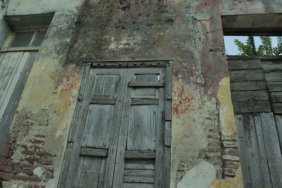 porta, edifici, bunker, cuba, paret, camaguey, arquitectura, arqueologia, finestra, pissarra, vell, decoració de la llar, Camí, passarel·la, ruïnes, masmorra, disfressa, concret, sòl, habitatge, estructura construïda, material de fusta, abandonat, exterior de l'edifici, resistent, dia, entrada, cap gent, aixafar, espatllat, obsoleta, declivi, deteriorament, casa, tancat, a l'aire lliure, arruïnat, 5K