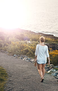 para caminar, parche, Oceano, cielo, rocas, puesta de sol, brillante, llamarada, Dom, viaje, una persona, longitud total, vista trasera, ropa casual, actividad de ocio, naturaleza, relajación, agua, adulto, día, adulto joven, en pie, planta, pantalones cortos, tierra, la carretera, mirando a la vista, al aire libre, 4K, CC0, dominio público, libre de derechos