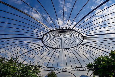 pavilon, nebe, mraky, architektura, zahrada, park, kov, stavba, nízký úhel pohledu, vzor, nikdo, rostlina, den, Příroda, exteriér budovy, moderní, venku, strop, strom, slunečního světla, sklo - materiál, geometrický tvar, design, střešní okno, mrakodrap, ocel, 4K, CC0, veřejná doména, bez autorských práv