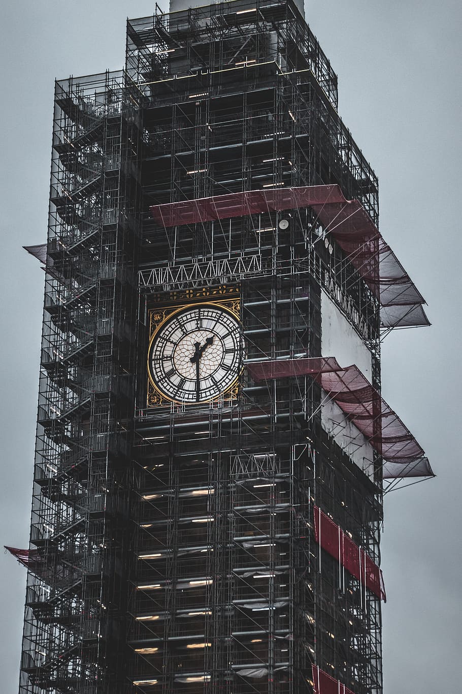 Turmuhr Struktur, die Architektur, gebaute Struktur, Flachwinkelansicht, Gebäudehülle, Gebäude, Himmel, Zeit, Uhr, Turm, keine Leute, große Höhe, Natur, Tag, Glockenturm, draußen, klarer Himmel, Treppe, Notausgang, Kommunikation, Stadt, Bürogebäude außen, Ziffernblatt, Minutenzeiger, 5K