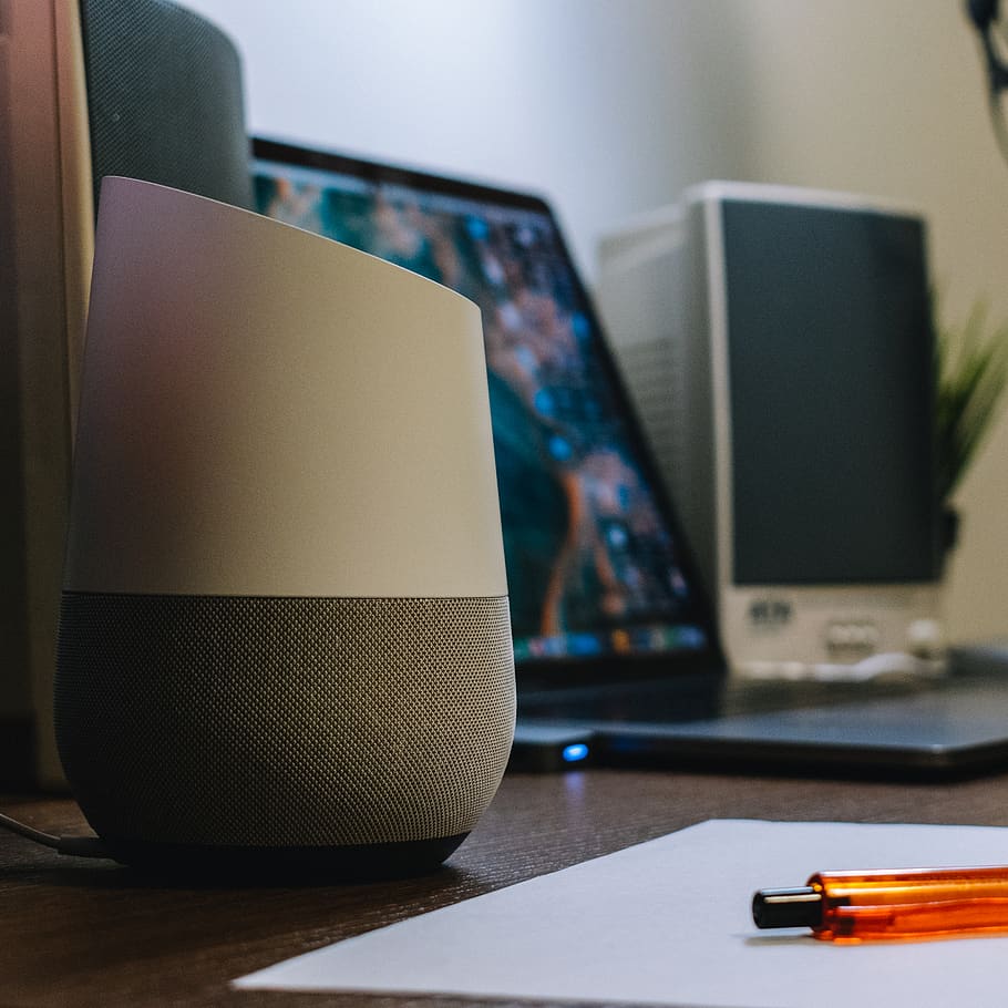 mac, parlar, altaveu, veu, netejar, tecnologia, intel·ligent, configuració, escriptori, assistent, portàtil, casa, Google, taula, ordinador, a l'interior, primer pla, centrar-se en primer pla, cap gent, mobles, natura morta, oficina, tecnologia sense fils, connexió, equips informàtics, comunicació, llibre, interior de casa, publicació, bolígraf, llum elèctrica, 2K