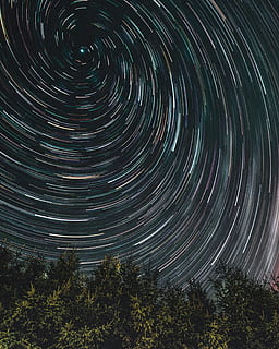 fotografia de lapse de temps, estrelles fugaces, arbre, estrella, vortex, pi, bosc, naturalesa, a l'aire lliure, nit, tarda, cel nocturn, espai, negre, fosc, exposició llarga, verd, blau, groc, galàxia, sender vortex, vortex estel·lar, fons, astronomia, estrella - espai, resum, estel, constel · lació, paisatge, color negre, nebulosa, cel, brillant, patró, 2K, CC0, domini públic, lliure de regalies