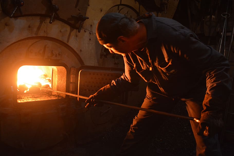Technologie, Dampfschiff, Maschine, Heizung, Kohlenstoff, Kessel, stettin, Fahrt, Wasserdampf, Dampfmaschine, historisch, eine Person, Hitze - Temperatur, Arbeiten, drinnen, Besetzung, Industrie, Männer, junger Erwachsener, Fertigkeit, junge Männer, Metallindustrie, Erwachsene, Biegen, Werkstatt, Konzentration, echte Menschen, Seitenansicht, Dreiviertel Länge, Anstrengung, Schweißen, Funken, 5K