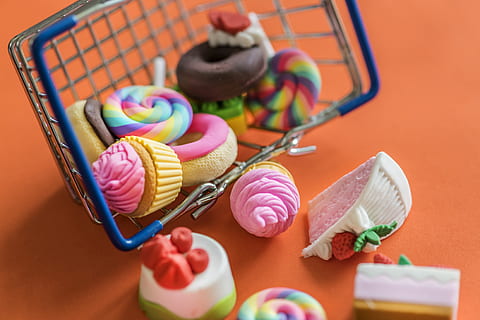 artificial, fons, fleca, cistella, pa, marró, bun, pastís, caramels, nens, xocolata, primer pla, col · lecció, colorit, crema, cupcake, bonic, decoració, deliciós, postres, donut, menjar, educació, fals, multicolor, menjar dolç, a l'interior, dolç, taula, natura morta, cap gent, vista d’angle alt, indulgència, variació, elecció, menjar i beguda, contenidor, gran grup d'objectes, centrar-se en primer pla, temptació, llest per menjar, 4K, CC0, domini públic, lliure de regalies