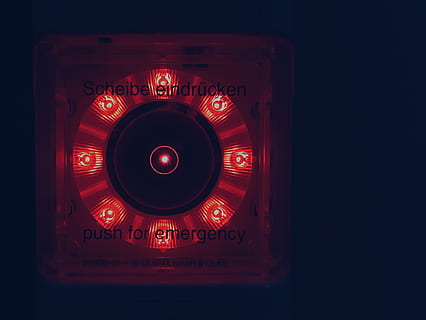 rotes Licht angezündet, rot, beleuchtet, Kommunikation, keine Leute, Text, glühend, Nahansicht, westliche Schrift, drinnen, Technologie, kopieren sie platz, Lichtanlage, Studioaufnahme, Steuerung, Nacht-, Retro-Stil, Zeichen, einzelnes Objekt, ausgeschnitten, schwarzer Hintergrund, Bühne, Nachtleben, 2K, CC0, gemeinfrei, lizenzfrei