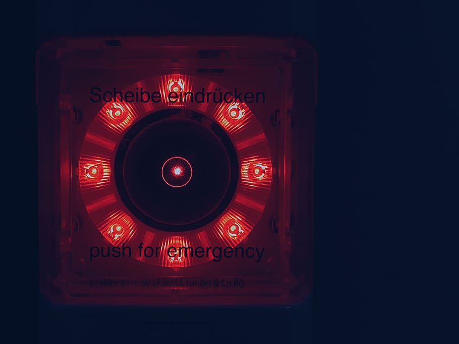 rotes Licht angezündet, rot, beleuchtet, Kommunikation, keine Leute, Text, glühend, Nahansicht, westliche Schrift, drinnen, Technologie, kopieren sie platz, Lichtanlage, Studioaufnahme, Steuerung, Nacht-, Retro-Stil, Zeichen, einzelnes Objekt, ausgeschnitten, schwarzer Hintergrund, Bühne, Nachtleben, 2K