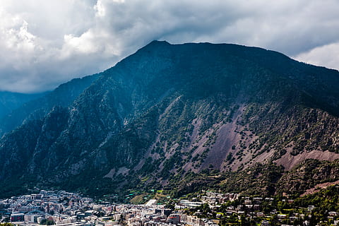 montagne con alberi, montagna, nube, valle, foresta, cittadina, collina, filtro, nuage, pyrenee, natura, Chaîne, montagne, catena, città, catena montuosa, architettura, struttura costruita, cielo, nuvola - cielo, scenics - natura, esterno dell'edificio, bellezza nella natura, giorno, costruzione, quartiere residenziale, ambiente, paesaggio, nessuno, all'aperto, paesaggio urbano, 5K, CC0, dominio pubblico, privo di copyright