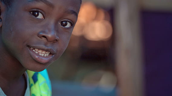 das Gesicht des Jungen, Person, Mensch, Gesicht, Lächeln, Kind, Mund, Lippe, Haiti, haitianisches Kind, haitianisch, Liebe, Reise, Missionsreise, Missionsarbeit, Mission Haiti, Finger, Haar, Mädchen, Porträt, Kopfschuss, eine Person, Nahansicht, lächelnd, Emotion, Körperteil, Frau, Nachwuchs, Kamera betrachten, drinnen, Fokus auf den Vordergrund, Kindheit, Erwachsene, menschliches Körperteil, Glück, Frauen, menschliches Gesicht, Betrachtung, Unschuld, 4K, CC0, gemeinfrei, lizenzfrei