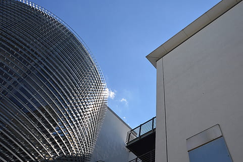 grå vanntank, arkitektur, bygninger, Sky, konstruksjon, moderne, sentrum, glass, lav vinkel skudd, kontor, perspektiv, refleksjon, himmel, stål, teknologi, bygget struktur, bygge eksteriør, lav vinkel visning, bygning, kontorbygning eksteriør, ingen folk, natur, by, dag, skyskraper, klar himmel, blå, høy - høy, sollys, tårn, utendørs, rett under, sølvfarget, Finans distrikt, 5K, CC0, offentlig domene, opphavsrett gratis