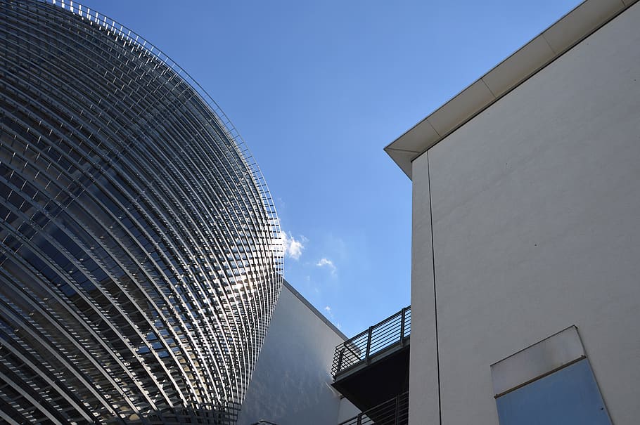 dipòsit d'aigua gris, arquitectura, edificis, núvol, construcció, contemporani, centre de la ciutat, vidre, tir en angle baix, oficina, perspectiva, reflexió, cel, acer, tecnologia, estructura construïda, exterior de l'edifici, vista d’angle baix, edifici, modern, exterior d’edifici d’oficines, cap gent, naturalesa, ciutat, dia, gratacels, cel clar, blau, alta - alta, llum solar, torre, a l'aire lliure, directament a sota, color plata, districte financer, 5K