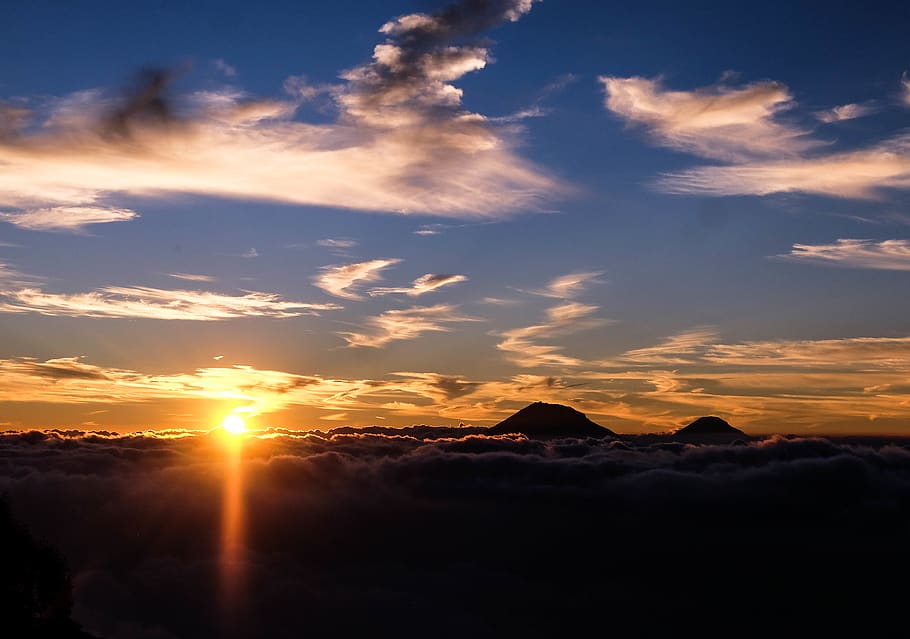 indonèsia, muntar merapi, cel, posta de sol, sol, naturalesa, paisatge, muntanya, núvols, núvol - cel, escenics - natura, escena tranquil·la, bellesa a la natura, tranquil·litat, llum solar, idíl·lic, cap gent, raig de sol, medi ambient, silueta, escena no urbana, color taronja, flare de la lent, a l'aire lliure, 4K