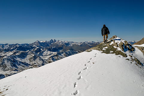 successo, sfida, montagna, vertice, montare tabor, la neve, fine settimana, capo, Francia, natura, viaggio, paesaggio, alpinismo, avventura, cielo, produzione, escursioni a piedi, montagne, pic, panorama, cacciatore di sogni, crescita personale, escursione, temperatura fredda, una persona, inverno, attività di svago, persone reali, scenics - natura, bellezza nella natura, lunghezza intera, stili di vita, montagna innevata, attività, vacanza, catena montuosa, vestiti caldi, all'aperto, 5K, CC0, dominio pubblico, privo di copyright
