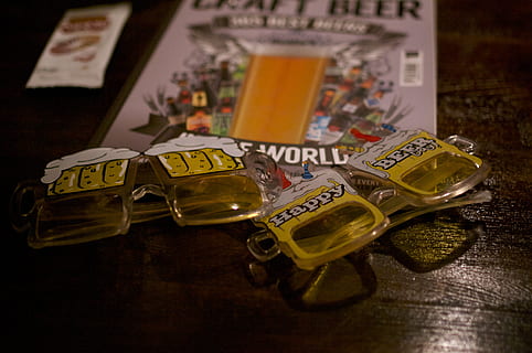 goggle, birra, testo, nessuno, avvicinamento, in casa, sceneggiatura occidentale, assistenza sanitaria e medicina, comunicazione, natura morta, messa a fuoco selettiva, tavolo, medicina, finanza, narcotico, variazione, notte, scelta, questioni sociali, grande gruppo di oggetti, crimine, girato in studio, 4K, CC0, dominio pubblico, privo di copyright