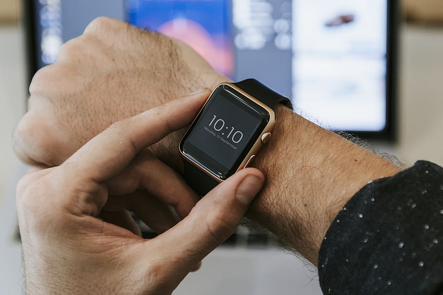 persona, utilitzant, poma, veure, accessori, braç, comprovació, dispositiu, electrònica, gadget, mans, pantalla, smartwatch, temps, pantalla tàctil, canell, rellotge de polsera, mà humana, mà, tecnologia, una persona, part del cos humà, tecnologia sense fils, comunicació, homes, ordinador portàtil, connexió, persones reals, rellotge intel·ligent, a l'interior, primer pla, centrar-se en primer pla, pantalla digital, comprovant l’hora, dit, 4K