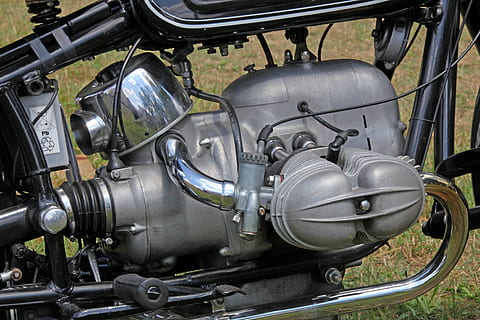 motociclo, vecchi tempi, il motore, pugile, BMW, veicolo a due ruote, tecnologia, sfondo, mezzi di trasporto, modo di trasporto, metallo, veicolo terrestre, giorno, nessuno, all'aperto, in stile retrò, stazionario, auto, motore, veicolo a motore, viaggio, avvicinamento, pianta, macchinario, natura, macchina vintage, trasporto ferroviario, acciaio, 5K, CC0, dominio pubblico, privo di copyright
