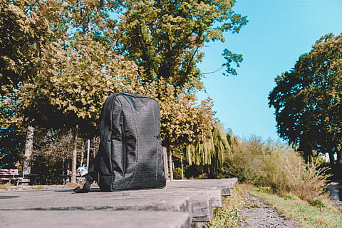 zaino nero, zaino, alberi, pianta, albero, giorno, natura, scultura, crescita, tristezza, rappresentazione umana, persone, luce del sole, lunghezza intera, arte e artigianato, all'aperto, rappresentazione, statua, sentiero, religione, tomba, cimitero, 5K, CC0, dominio pubblico, privo di copyright