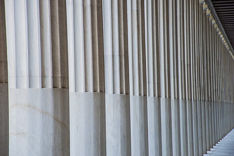 columnes, perspectiva, profunditat, paral·lel, interminable, museu, temple, pedra, estructura, disseny, llum, turisme, antiguitat, arquitectura, cultura, decoració, monument, cap gent, patró, a l'interior, Color blanc, marc complet, primer pla, fons, cortina, dia, estructura construïda, tèxtil, indústria, costat a costat, gran grup d'objectes, funció de construcció de parets, en fila, tecnologia, columna arquitectònica, corrugat, concret, 5K, CC0, domini públic, lliure de regalies