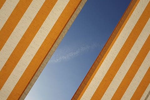 arquitetura, construção, a infraestrutura, estrutura, estabelecimento, listras, arte, desenhar, nuvens, céu, visão de baixo ângulo, ninguém, estrutura construída, azul, dia, natureza, listrado, céu limpo, padronizar, exterior do edifício, ao ar livre, vermelho, forma triangular, copie o espaço, fechar-se, multi colorido, origens, ângulo, 4K, CC0, domínio público, royalty free