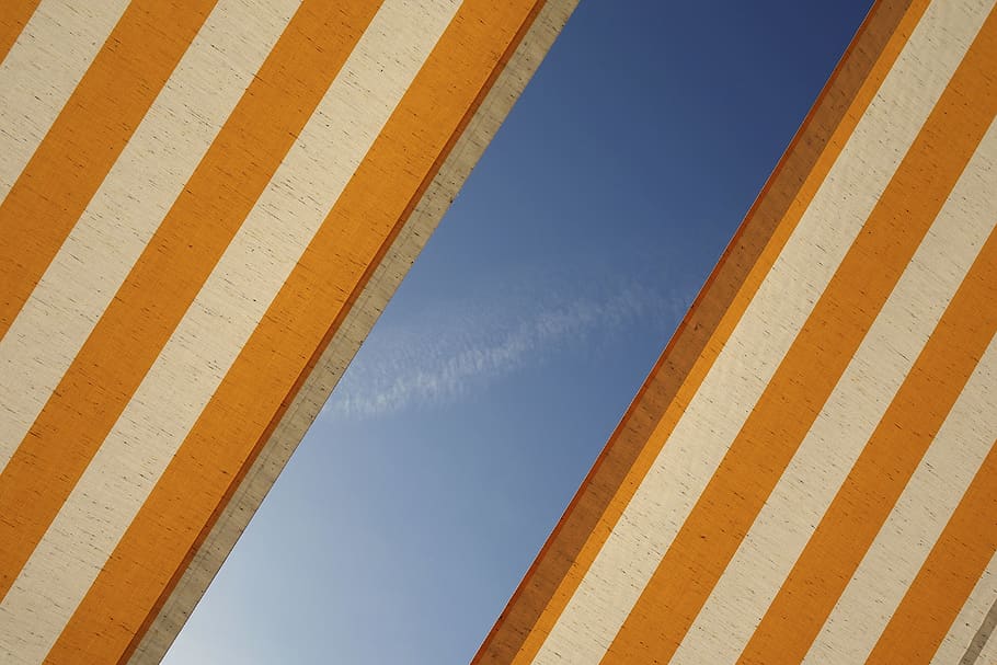 arquitectura, edifici, infraestructura, estructura, establiment, ratlles, art, disseny, núvols, cel, vista d’angle baix, cap gent, estructura construïda, blau, dia, naturalesa, cel clar, patró, exterior de l'edifici, a l'aire lliure, vermell, forma de triangle, còpia espai, primer pla, multicolor, fons, angle, 4K