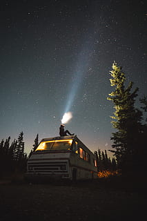 orang, duduk, teratas, mobil van, malam, bintang, lampu utama, pohon, kemping, kafilah, mengendarai motor, rv, hutan, headlamp, di luar ruangan, pria, alam, paparan panjang, astrofotografi, balok cahaya, gelap, gurun, jelajahi, bintang - ruang, astronomi, Bima Sakti, galaksi, konstelasi, langit, ruang, diterangi, nebula, bulan, bentuk bintang, fenomena cahaya - alami, aurora polaris, gunung, senja, pemandangan, aurora borealis, biru, di luar rumah, salju, bersinar, musim dingin, berkemah, peralatan penerangan, latar belakang, berkilau, 5K, CC0, domain publik, bebas royalti