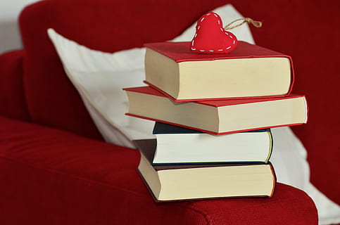 merah, gantungan kunci jantung, teratas, menumpuk, buku, jantung, sofa, tumpukan, dalam ruangan, kotak - wadah, kertas, hari Natal, kotak, hadiah, perayaan, kotak hadiah, liburan, tidak ada orang, mengherankan, tembakan studio, wadah, masih hidup, pita, pita - item jahit, liburan - acara, kertas pembungkus, kemewahan, 4K, CC0, domain publik, bebas royalti