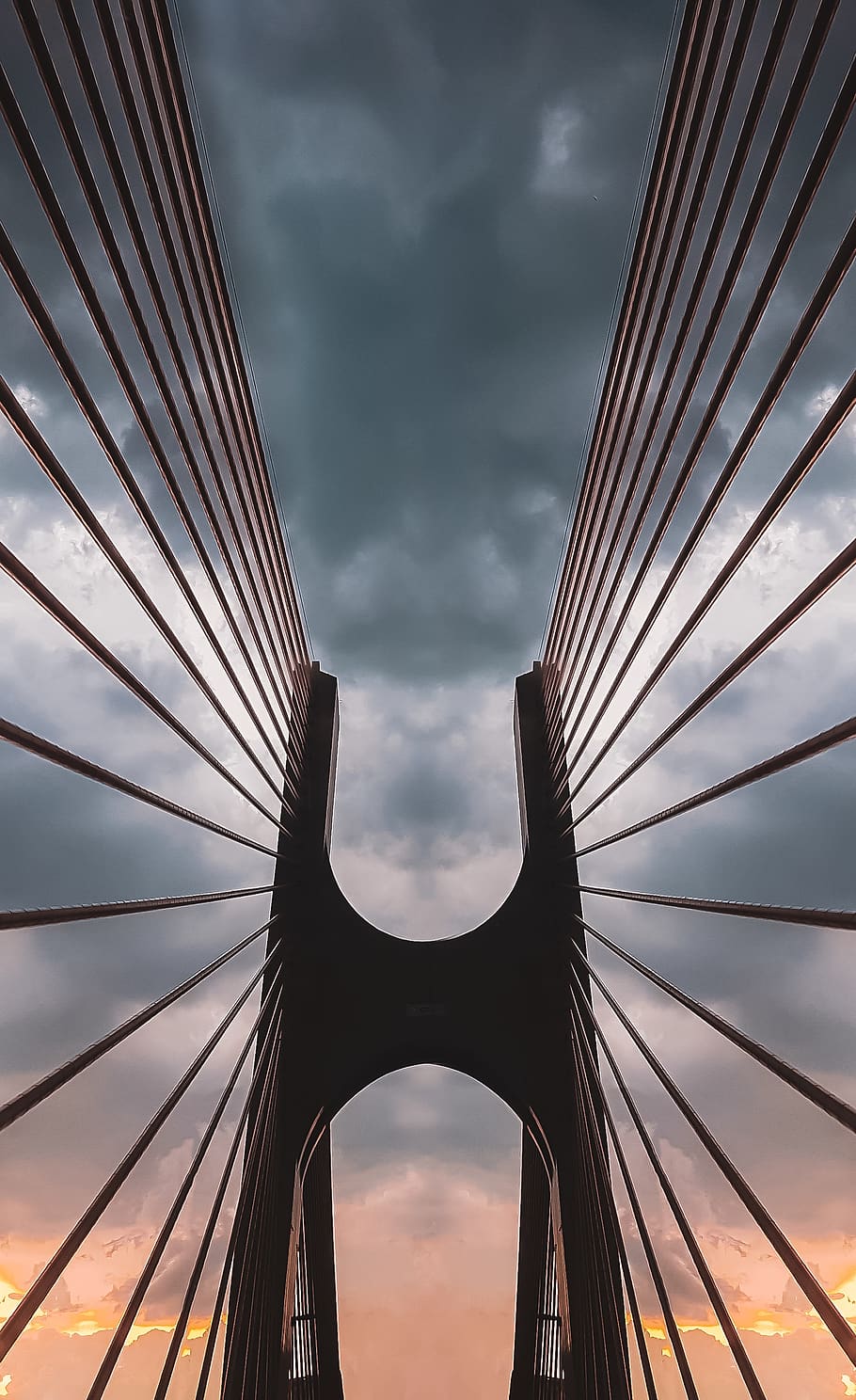 baix, tir en angle, Pont en suspensió, arquitectura, pont, núvols, tir en angle baix, perspectiva, cel, acer, núvol - cel, estructura construïda, connexió, pont - estructura feta per l'home, vista d’angle baix, enginyeria, naturalesa, pont fixat per cable, núvol de tempesta, tempesta, transport, vespre, cable, núvol, a l'aire lliure, exterior d’edifici d’oficines, gratacels, directament a sota, 2K