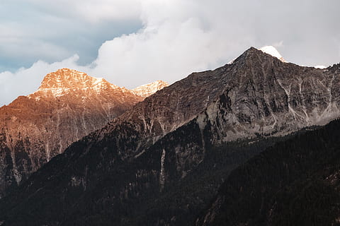 maro, de lemn, copaci, de munte, altitudine, nori, rece, lumina zilei, îngheţat, HD wallpaper, înalt, gheaţă, peisaj, varf de munte, summit de munte, munţi, natură, roci, pitoresc, cer, zăpadă, vârf, iarnă, Munte, nor - cer, frumusețe în natură, scenice - natura, o scenă liniștită, scenă non-urbană, mediu inconjurator, liniște, geografie fizica, geologie, nici o persoana, la distanta, idilic, zi, stâncă, formare, în aer liber, un munte acoperit de zăpadă, 5K, CC0, domeniu public, fără drepturi de autor