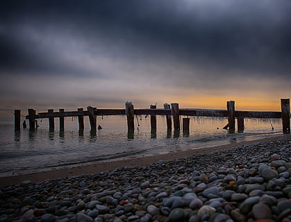 brun træ dock, strand, skyer, dok, skumring, aften, landskab, natur, ocean, udendørs, refleksioner, klipper, sand, naturskøn, hav, marinemaleri, kysten, himmel, sten, solnedgang, vand, bølger, træ-, sky - himmel, scenics - natur, ro, skønhed i naturen, rolig scene, sten - objekt, jord, solid, sten-, klippe, mole, bygget struktur, rullesten, overflade niveau, horisont over vand, arkitektoniske kolonne, 5K, CC0, offentligt domæne, royaltyfrie