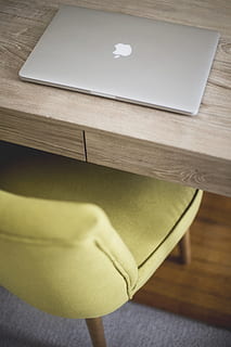 masada macbook, içeriye, tablo, insan vücudu parçası, ahşap malzeme, yüksek açılı görünüş, insan eli, bir kişi, el, ev içi, yaşam, yayın, kapatmak, kitap, tutma, gevşeme, boş zaman etkinliği, Tekstil, döşeme, 5K, CC0, kamu malı, telif ücretsiz