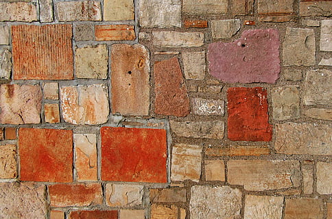 tilke marrone, mattone, sentiero, passerella, parete, marciapiede, ciottolo, pietra da lastrico, muro di pietra, pianta, muschio, ardesia, alghe, uccello, animale, mangiatore di api, fiorire, geranio, fiore, macerie, caratteristica della parete, strutturato, fotogramma intero, nessuno, struttura costruita, muro di mattoni, sfondi, architettura, rosso, ruvido, modello, giorno, avvicinamento, materiale da costruzione, all'aperto, materiale lapideo, preparativi, solido, calcestruzzo, 2K, CC0, dominio pubblico, privo di copyright