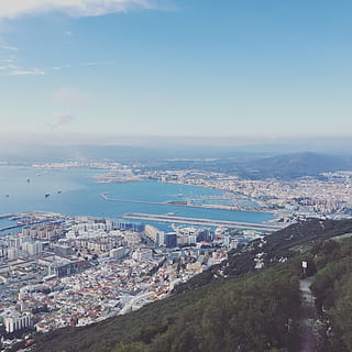 gibraltar, exterior de l'edifici, arquitectura, estructura construïda, ciutat, paisatge urbà, cel, barri residencial, vista d’angle alt, multitud, naturalesa, edifici, ple de gent, dia, aigua, a l'aire lliure, vista aèria, mar, comunitat, 1080P, CC0, domini públic, lliure de regalies