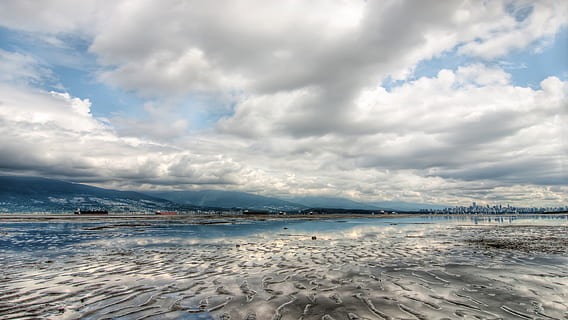 núvols, cloudscape, ennuvolat, Costa, costaner, concepte, Cúmulus, medi ambient, esponjós, paisatge marí, vora del mar, serè, serenitat, cel, estiu, llum solar, assolellat, sol, Vancouver, núvol - cel, aigua, mar, bellesa a la natura, platja, terra, escenics - natura, tranquil·litat, escena tranquil·la, naturalesa, dia, cap gent, a l'aire lliure, escena no urbana, sorra, destinacions de viatge, muntanya, 2K, CC0, domini públic, lliure de regalies