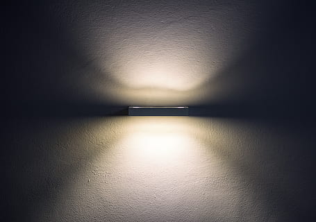 witte lamp, plafond, donker, lamp, licht, schaduw, verlicht, muur - bouwfunctie, geen mensen, architectuur, verlichtingsapparatuur, binnenshuis, ingebouwde structuur, licht - natuurverschijnsel, gloeiend, grijs, elektrisch licht, kopie ruimte, reflectie, leeg, zwarte kleur, licht armatuur, elektrische lamp, direct onder, 5K, CC0, publiek domein, royaltyvrij