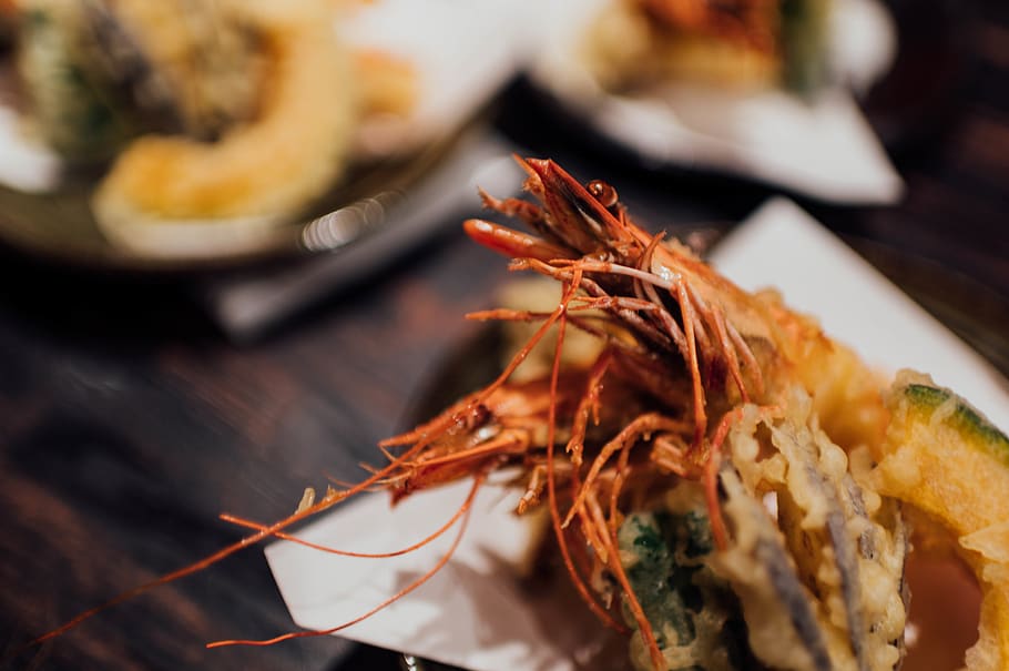 gambes fregides, la vida marina, menjar, llagosta, animal, marisc, sopar, cloïssa, petxina de mar, invertebrat, crawdad, plat, gambes, culinari, cranc, pasta, rostit, sopar de gall dindi, pa, menjar i beguda, llest per menjar, frescor, alimentació saludable, benestar, placa, primer pla, enfocament selectiu, centrar-se en primer pla, cap gent, a l'interior, taula, mida de la porció, crustaci, natura morta, menjar asiàtic, vista d’angle alt, vaixella, decorar, menjar xinès, 5K
