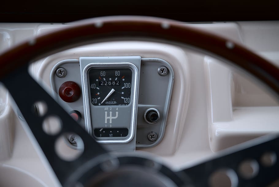 Volant negre, volant, panell, cotxe, vehicle, viatjar, transport, marcar, vintage, vell, retro, mehari, estil retro, Vehicle terrestre, panell de control, manera de transport, interior del cotxe, interior del vehicle, primer pla, automòbil, a l'interior, enfocament selectiu, control, nombre, cap gent, tecnologia, velocímetre, luxe, ràdio, color plata, 5K
