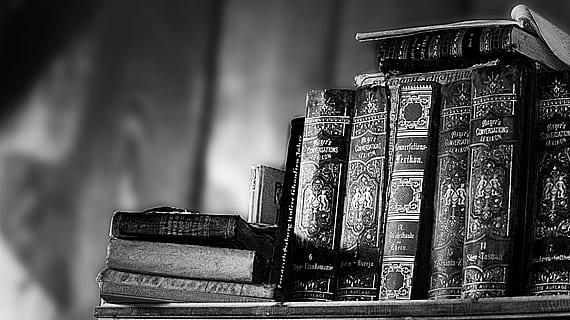 bibliotek, uddannelse, visdom, bog bindinger, litteratur, side, Bestil, papir, gammel, årgang, antik, åben, dokument, Læs, skole, viden, undersøgelse, bogserie, retro, monokrom, sort og hvid, stak, ingen mennesker, offentliggørelse, fokus på forgrunden, tæt på, indendørs, arkitektur, stor gruppe af objekter, stilleben, indbundet bog, natur, historie, i en række, fortiden, kunstkultur og underholdning, læring, 4K, CC0, offentligt domæne, royaltyfrie